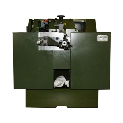 Jaki jest system transportu materiałów w maszynie do formowania śrub?